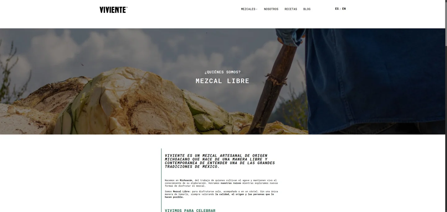 Página actual Nosotros de Mezcal Viviente con navegación bilingüe, fotografía de agave y presentación de la marca