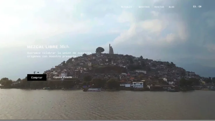 Portada actual de Mezcal Viviente con navegación, selector español e inglés y un fotograma del video de presentación
